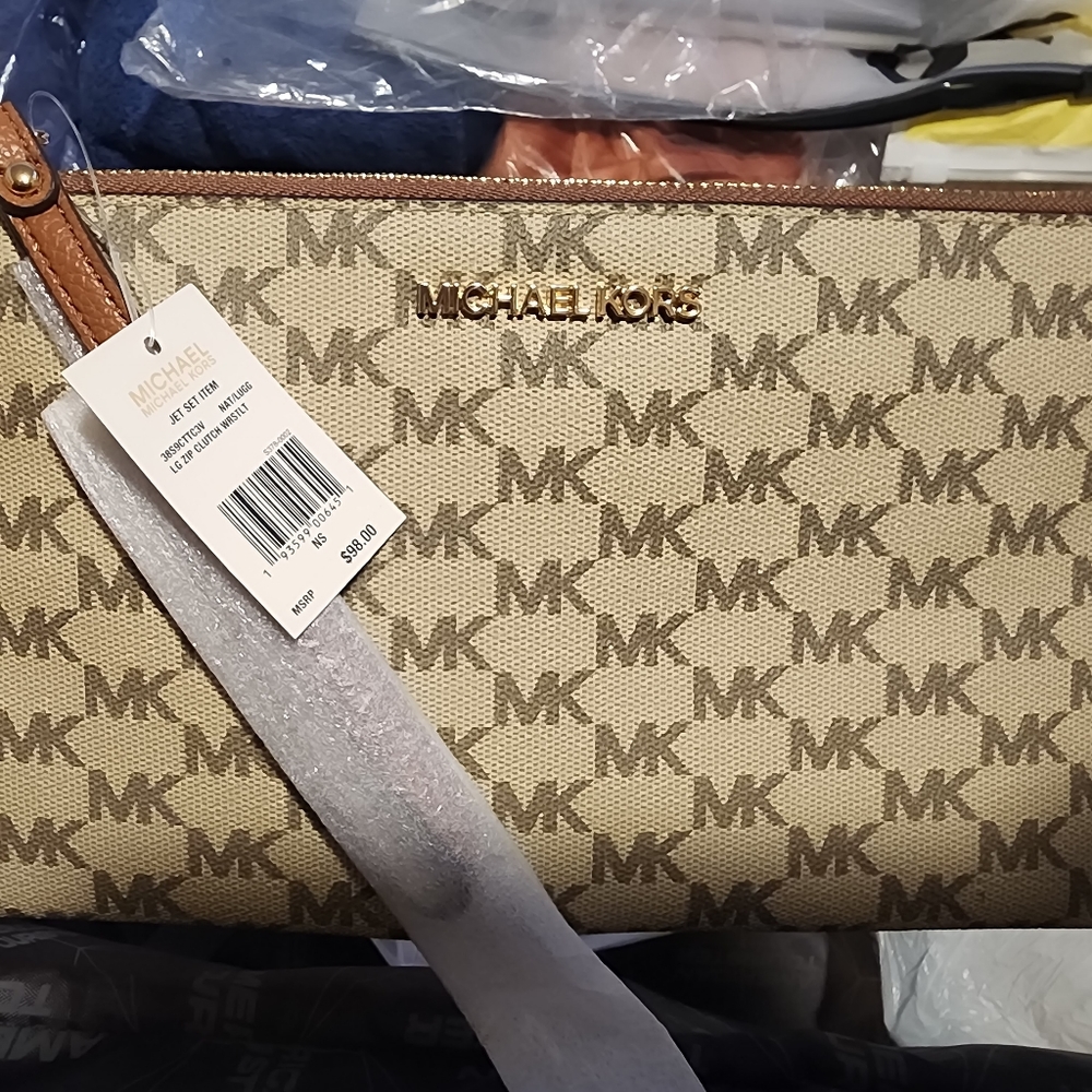 Michael kors wrislet, new